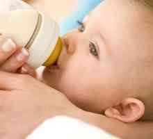 Amestecat hrănire un copil nou-născut (alăptare și sticlă)