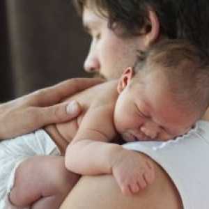 Cum de a ridica, să dețină și să transmită un copil nou-născut