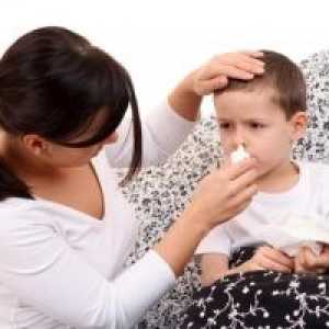 Curățirea nasul și ochii unui copil în bolile respiratorii