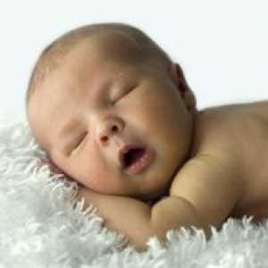 Co-dormit cu copilul nou-născut, dormind în patul parental