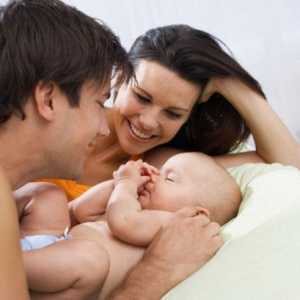Îngrijirea și igiena fetei nou-născut